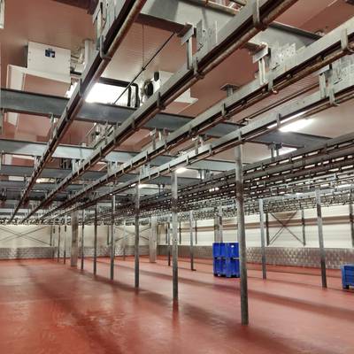 Automatic chill room conveyor and rail system